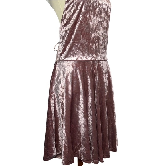 Sexy Plus Size Mauve Crushed Velvet Scoop Neck Mini Dress - Picture 8 of 13